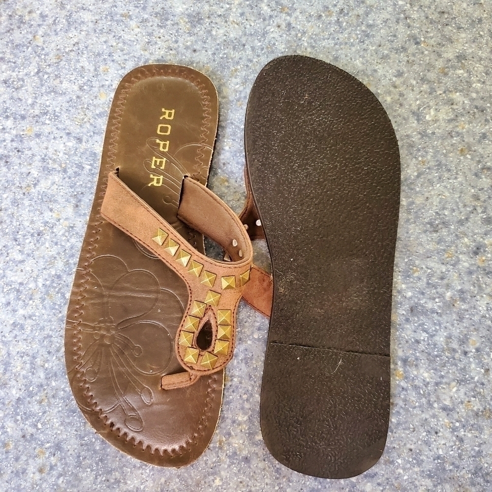 ROPER THONG SANDAL WITH STUD DETAIL - Picture 4 of 5
